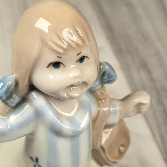 Mirete Porcelain Figurine Girl Yelling Playing Dress Up 4" Made In Spain - Picture 11 of 13